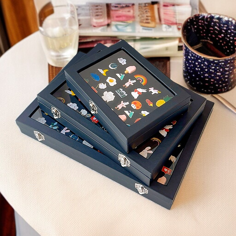 バッジ収納ディスプレイボックス透明防塵ブローチボックスメダルディスプレイスタンドpuレザーメダルボックスバッジフォトフレーム