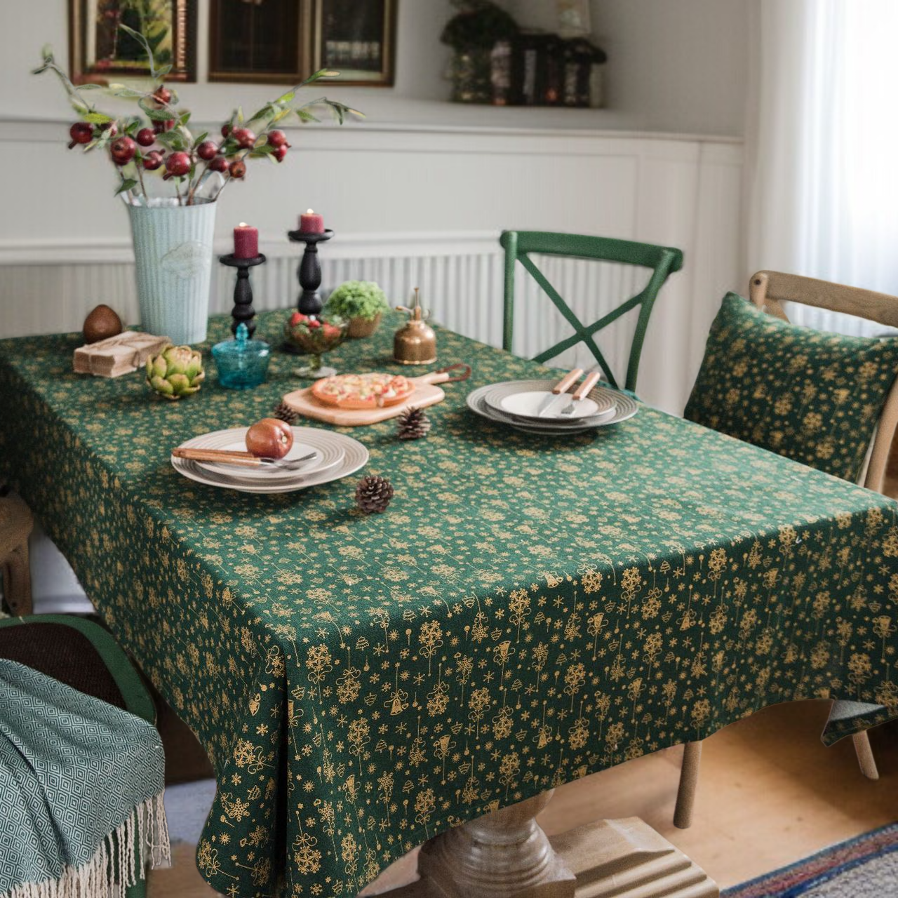 골드 스탬프가 장식된 레드 테이블 커버