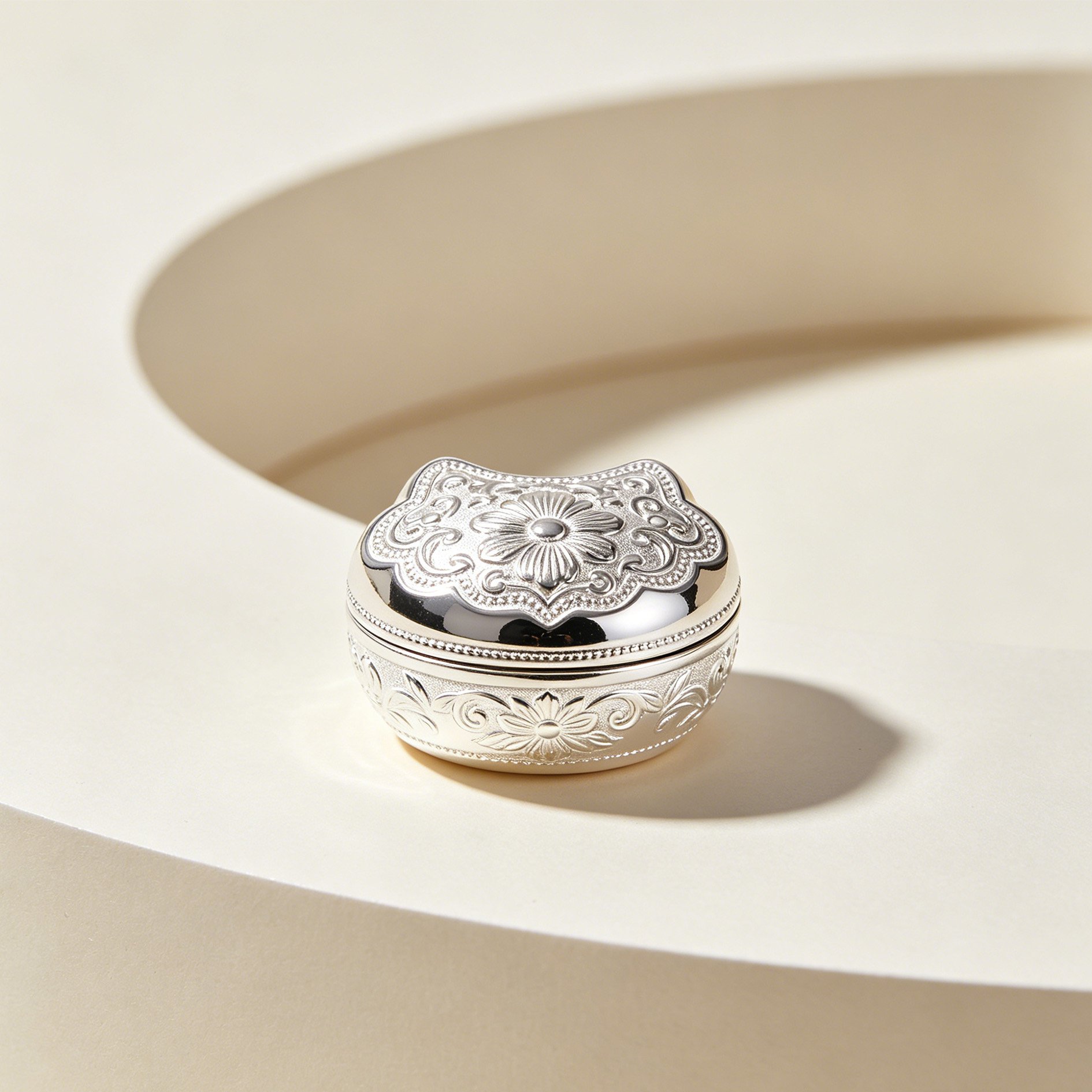 Boîte de rangement en argent sculpté