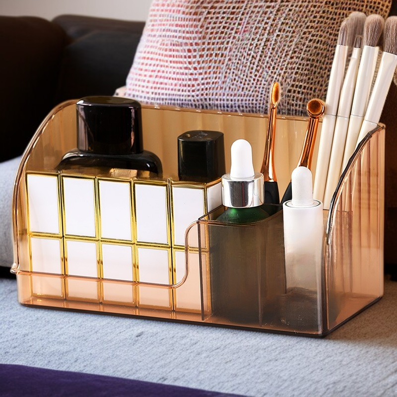 ชั้นเก็บลิปสติกและแปรงแต่งหน้าหรูหราบนโต๊ะ