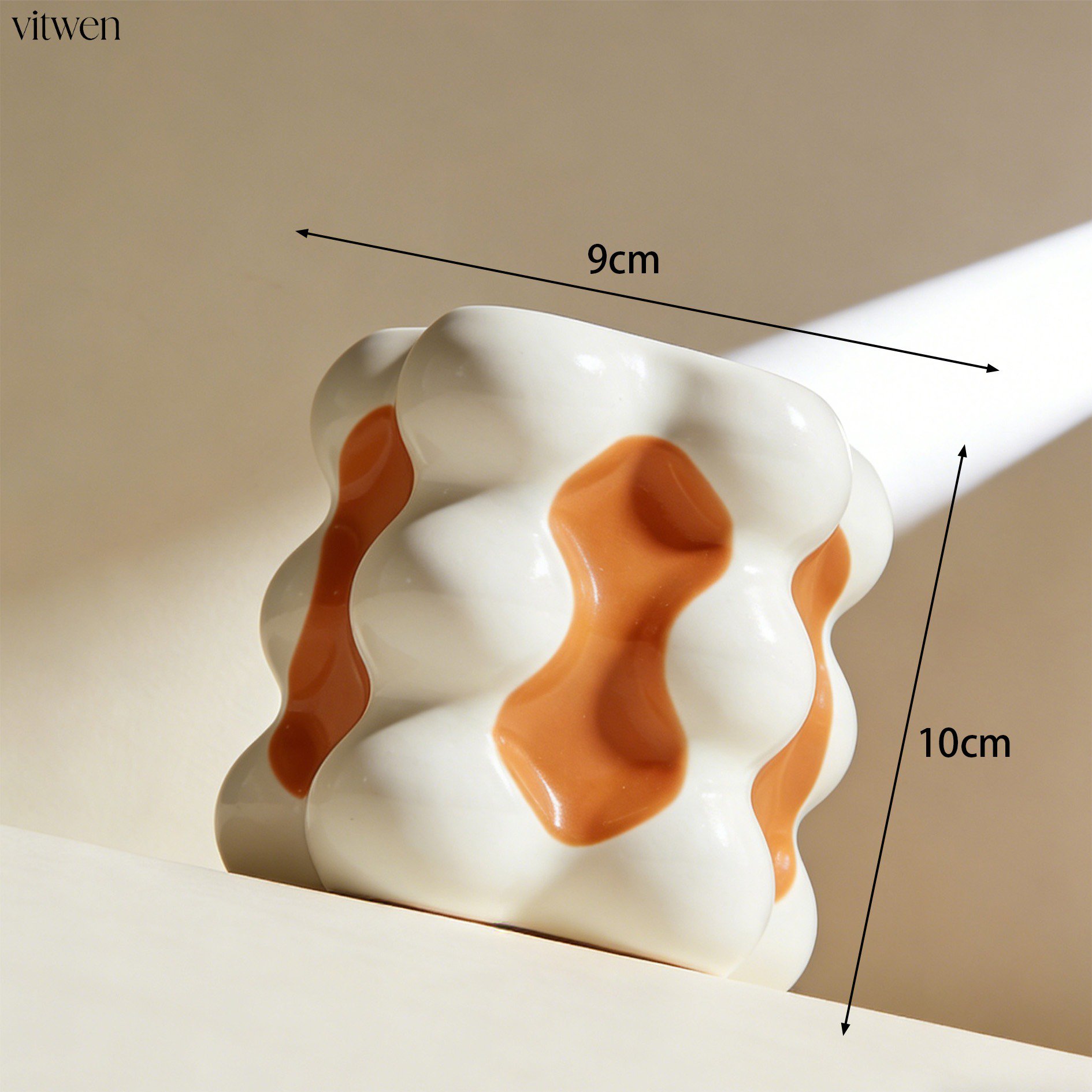 여러 필기구가 담긴 데스크탑 펜꽂이