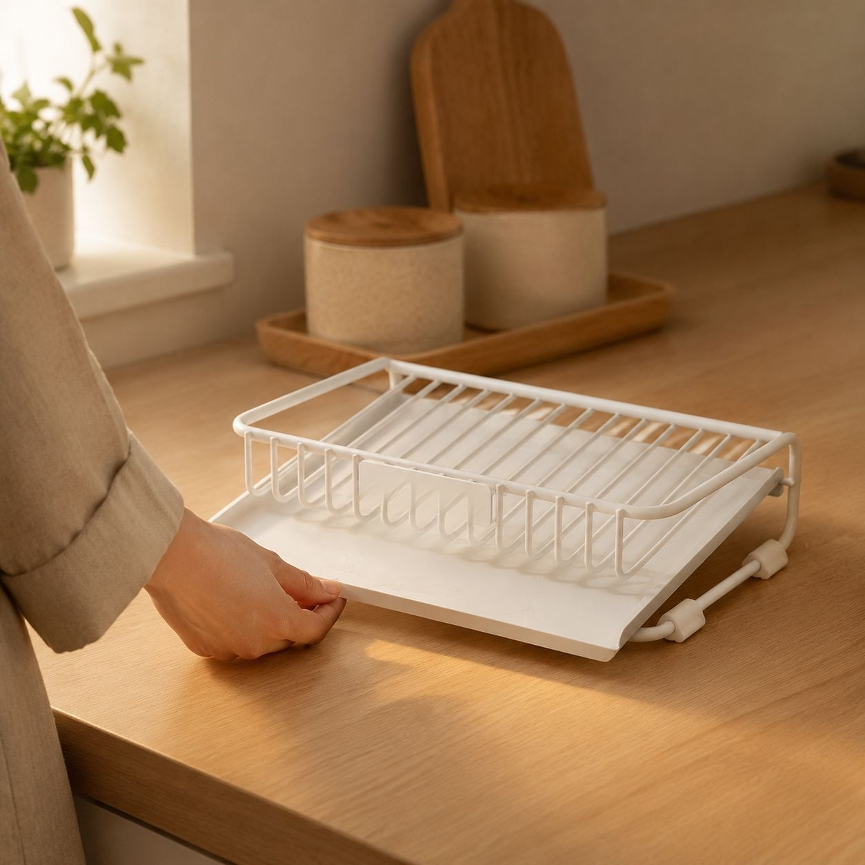 箸やナイフが整理されたキッチン収納ラック