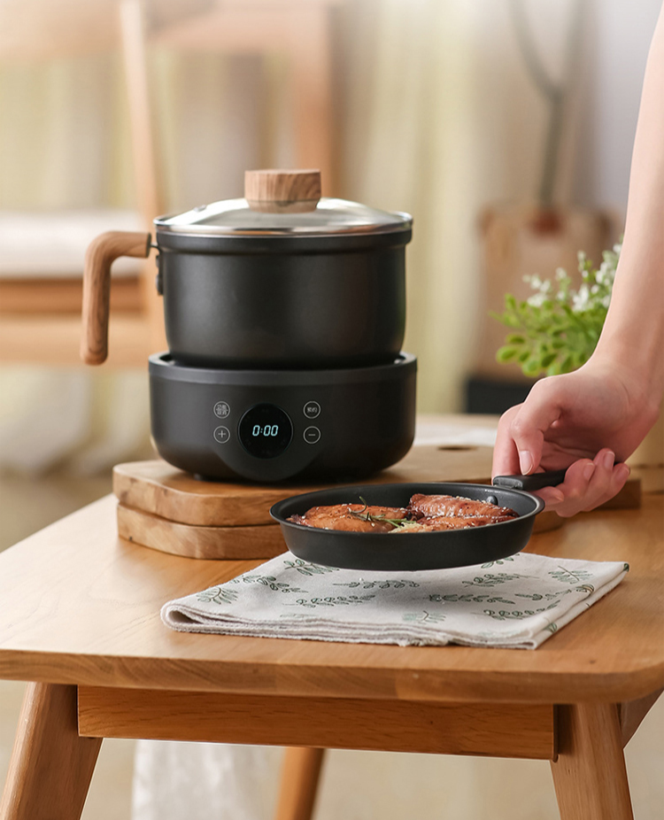 분리형 전기냄비 뚜껑과 본체 분리 장면