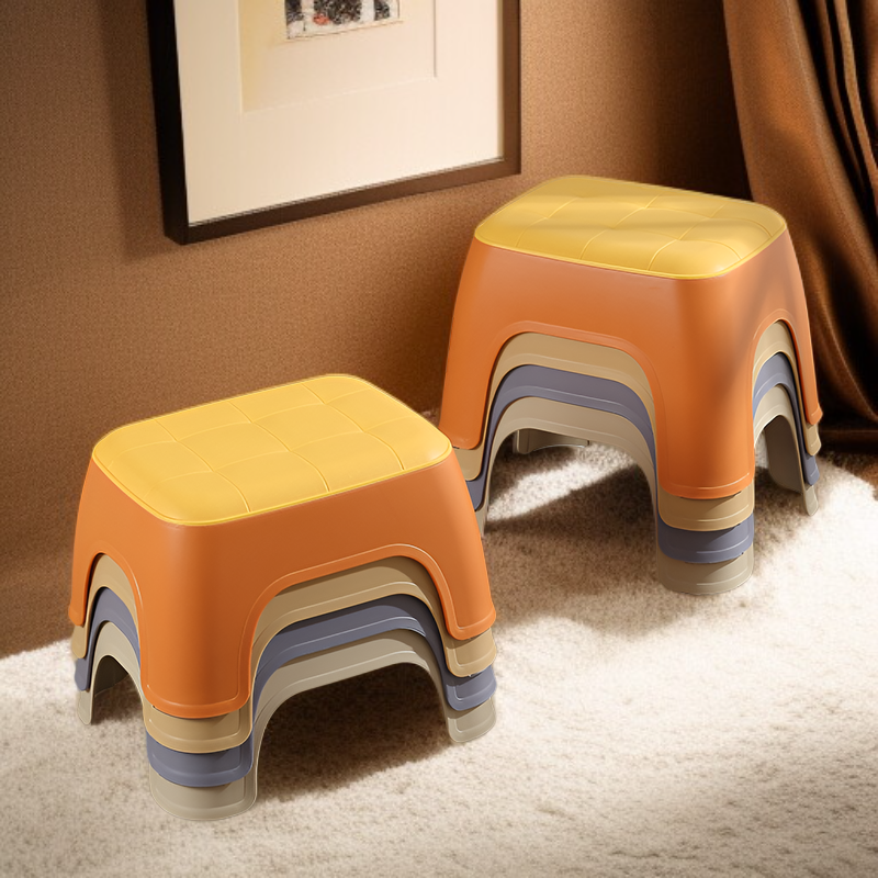 Skandinavischer Kunststoffhocker im minimalistischen Stil