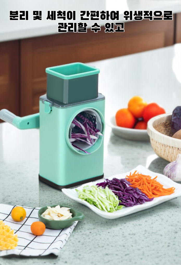 채소를 자르는 다기능 야채 슬라이서 사용 모습