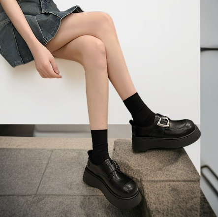 고급 가죽 소재의 여성 로퍼 근접 사진