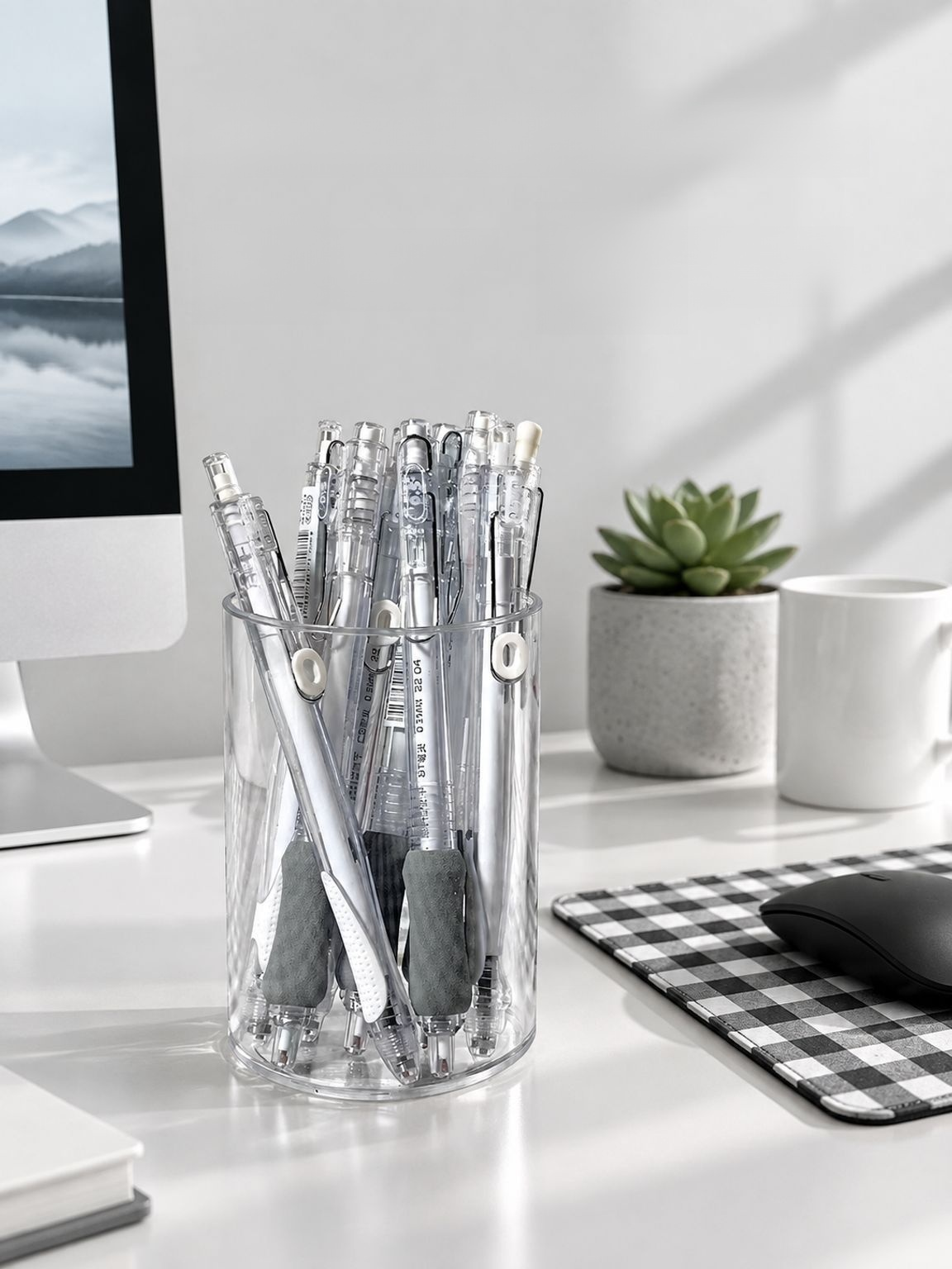 Organizador multifuncional de escritorio de acrílico transparente con brochas y útiles.