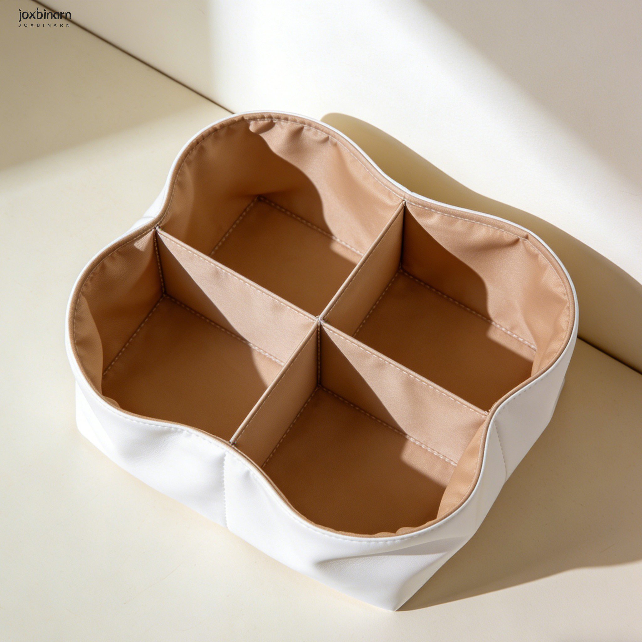 仕切り付き収納ボックスに靴下を整理した様子