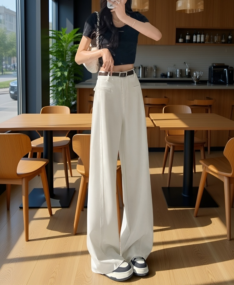 스판 소재로 편안한 착용감의 바지