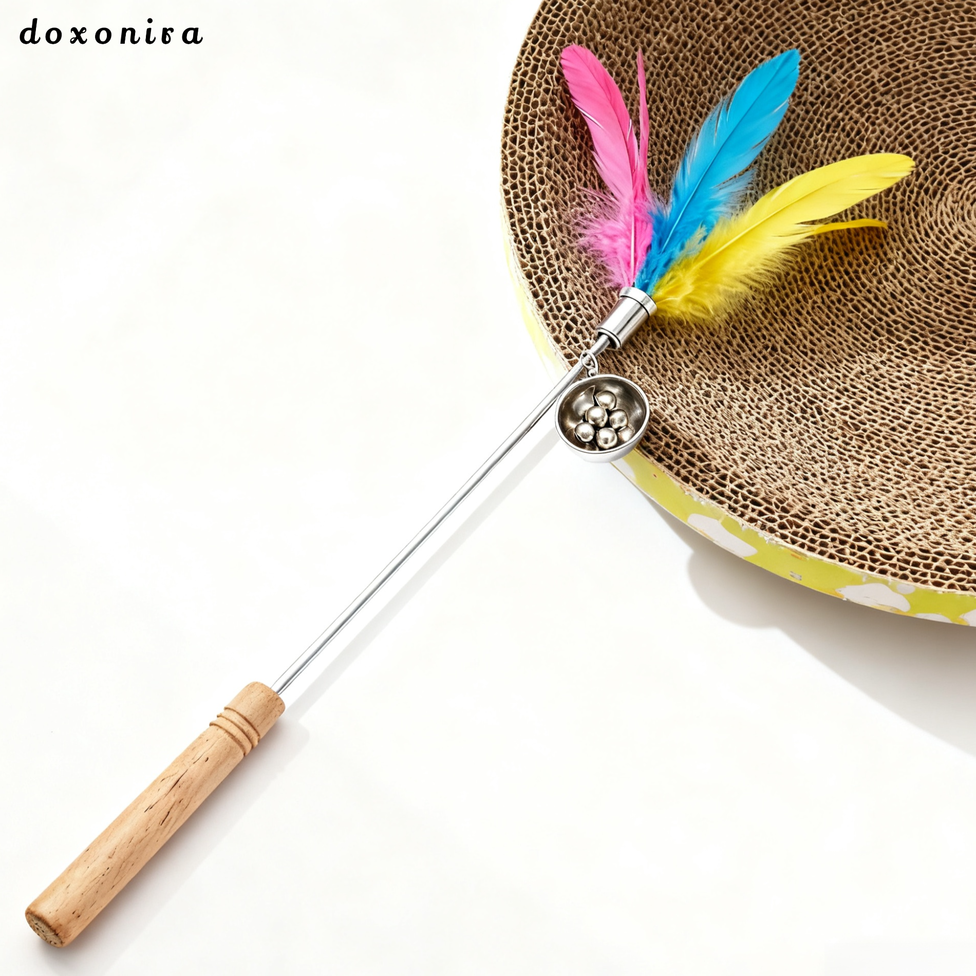 다양한 색상의 깃털이 달린 고양이 장난감