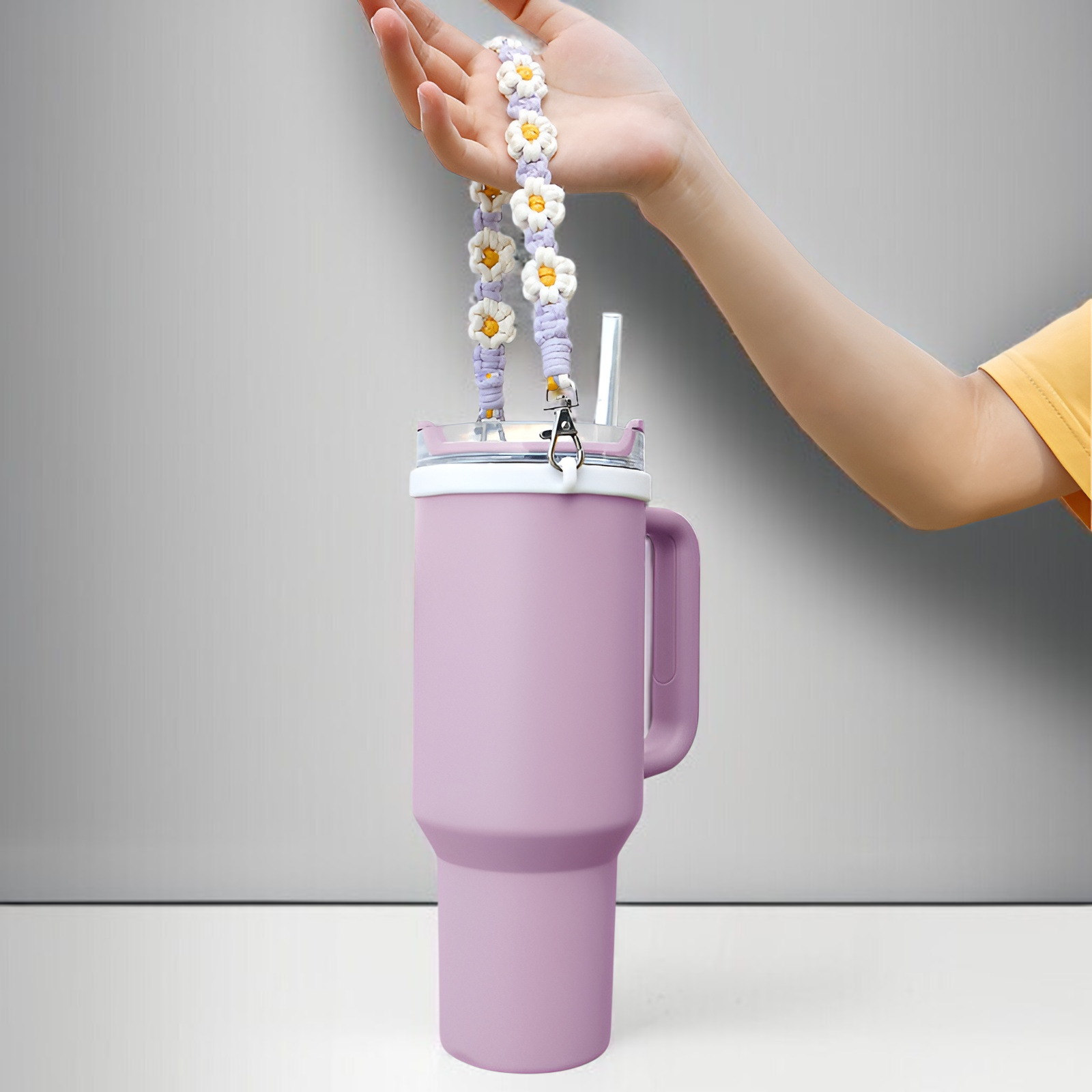 ดอกไม้ดอกเดซี่ทำด้วยมือถักถ้วยน้ำ