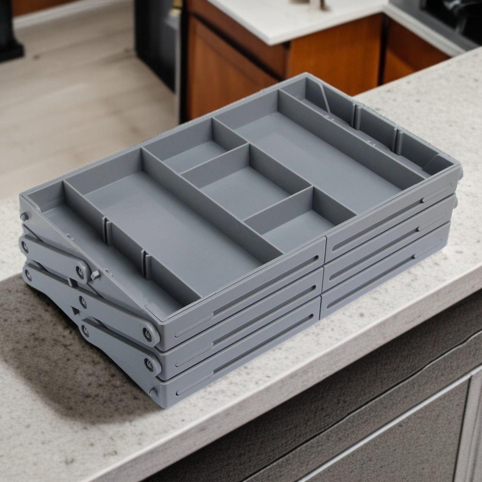 Detalle de cajas organizadoras en cajón de cocina