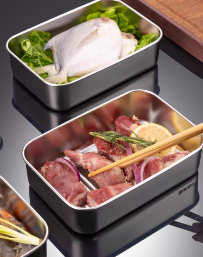 Modernes Küchenzubehör: Edelstahl Tablett mit Fächer