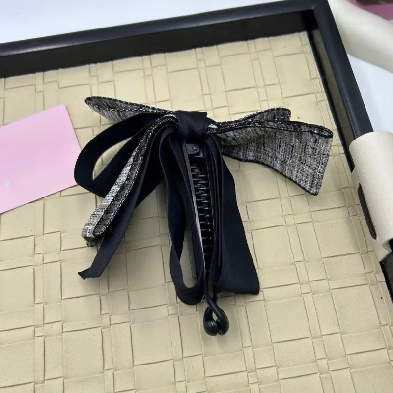 水玉模様のリボンヘアクリップ