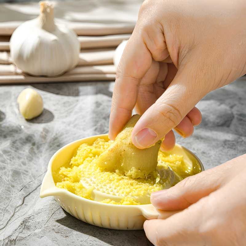 เครื่องบดกระเทียมและขิงแบบมือหมุน