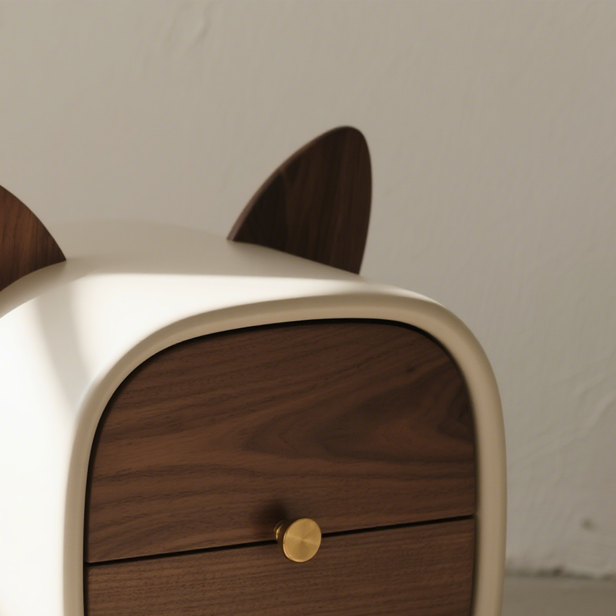 Detalle de los cajones de madera del gabinete