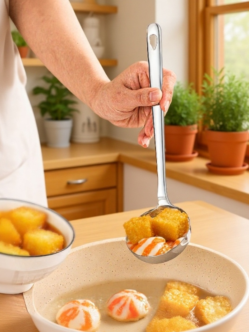 식탁 위에 놓인 스테인리스 수프 스푼