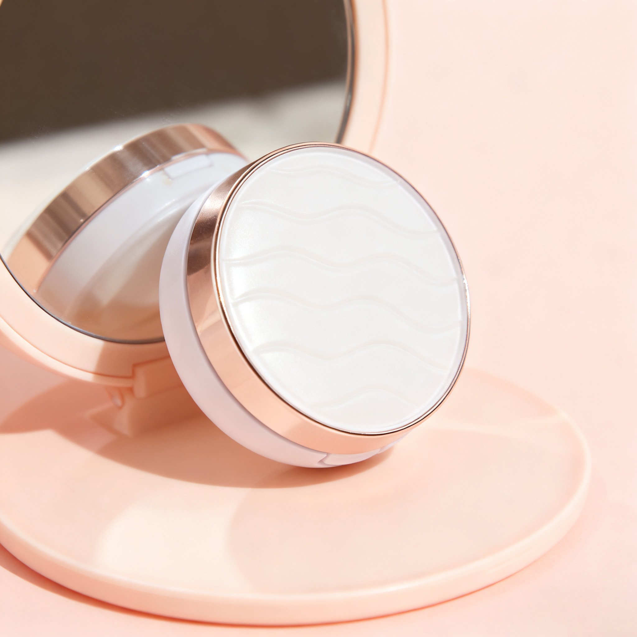 촉촉한 피부 표현 에어쿠션 사용 모습