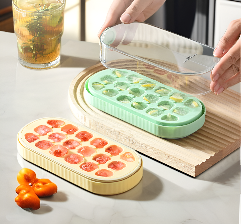 プレス式製氷皿を押して氷を取り出す手元