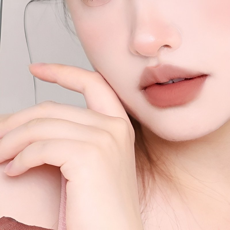 자연스러운 무채색 립 메이크업