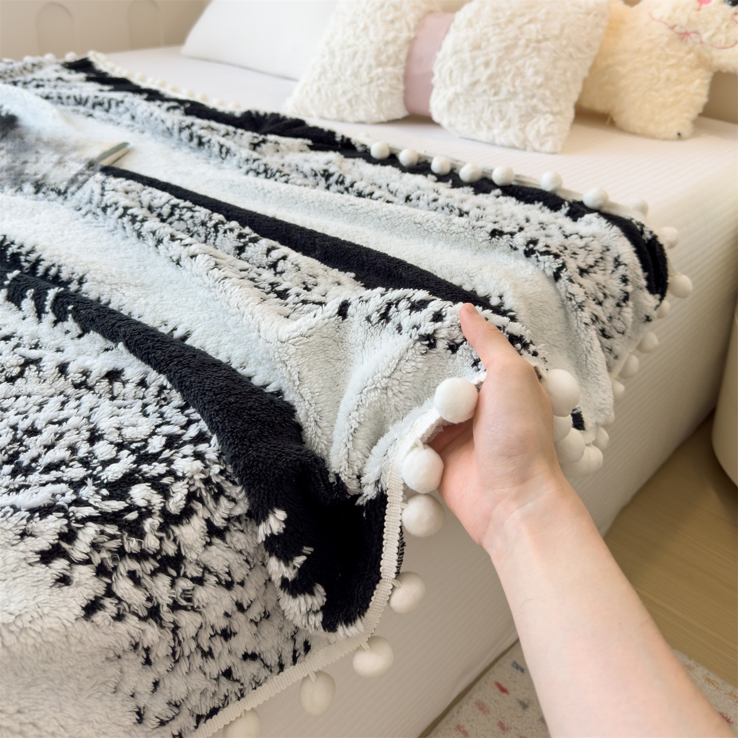 Multifunctional Small Air Conditioner Shawl Blanket