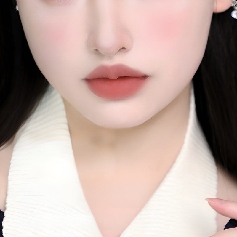 입술에 바른 무채색 립스틱 연출 이미지