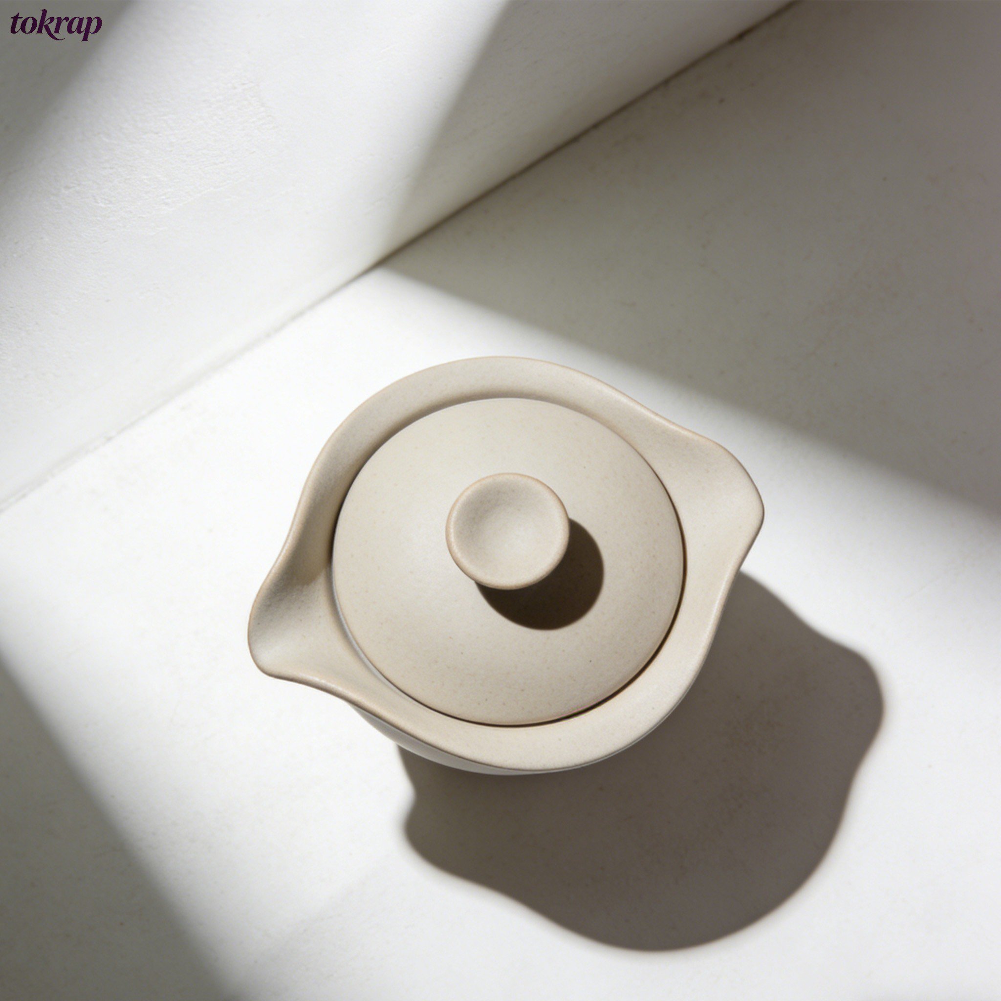 マットな粗い陶器の蓋付きボウル