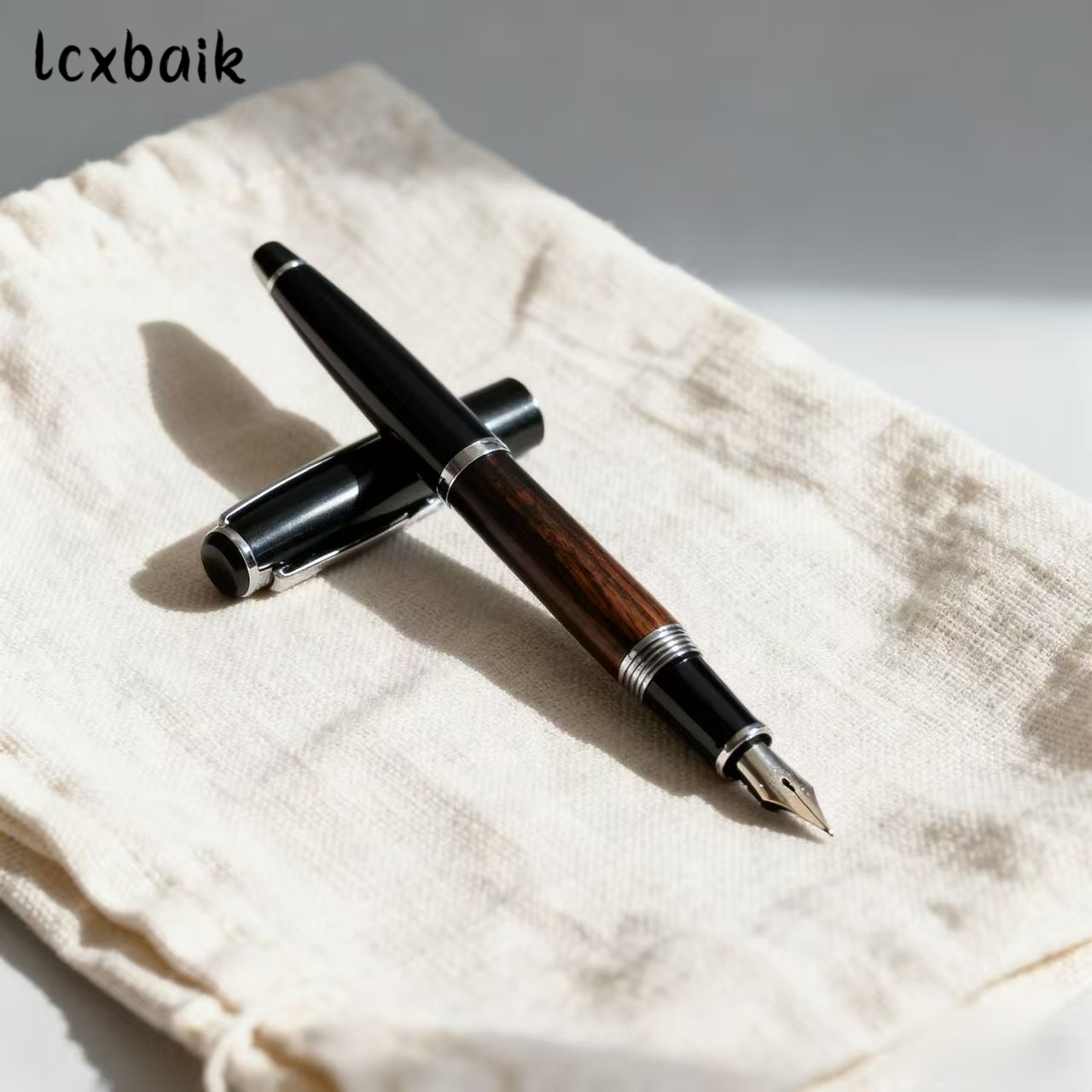 성인들은 만년필로 글쓰기 연습을 합니다.