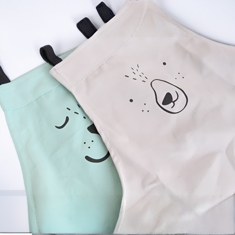 カラフルなプリントの親子エプロンデザイン