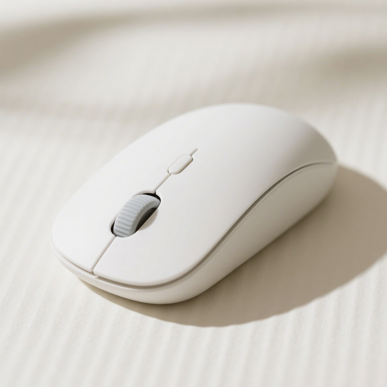 Ratón portátil inalámbrico con Bluetooth en escritorio