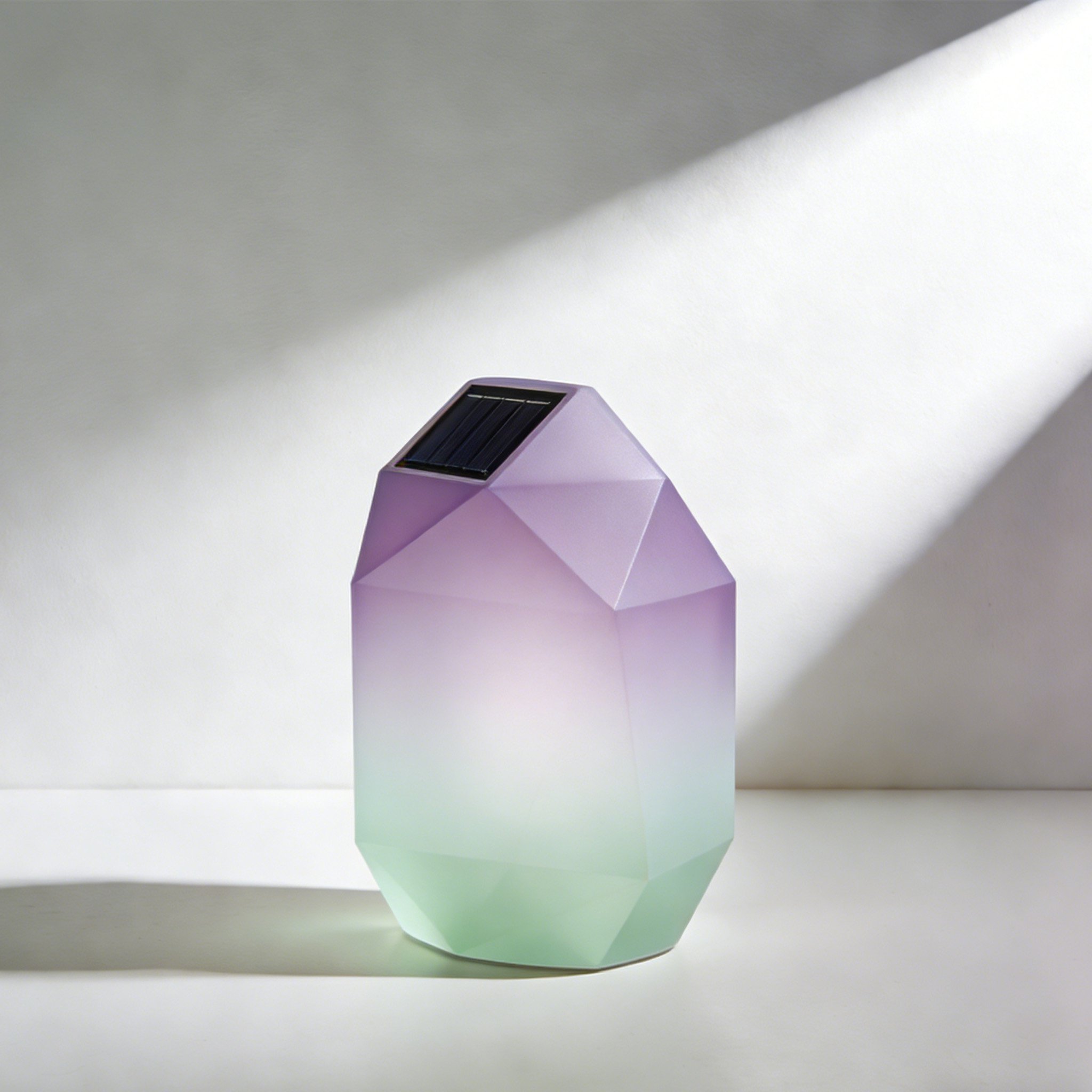 Detalle del sensor de movimiento en lámpara solar de pared