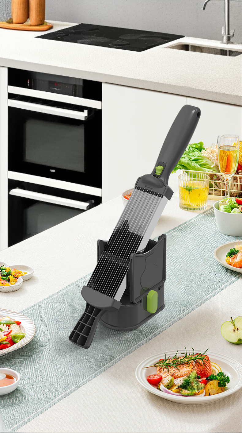 Küchenschneider mit verschiedenen Schneideaufsätzen