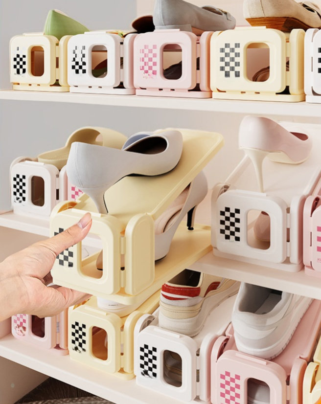 多層鞋架擺放各式鞋款