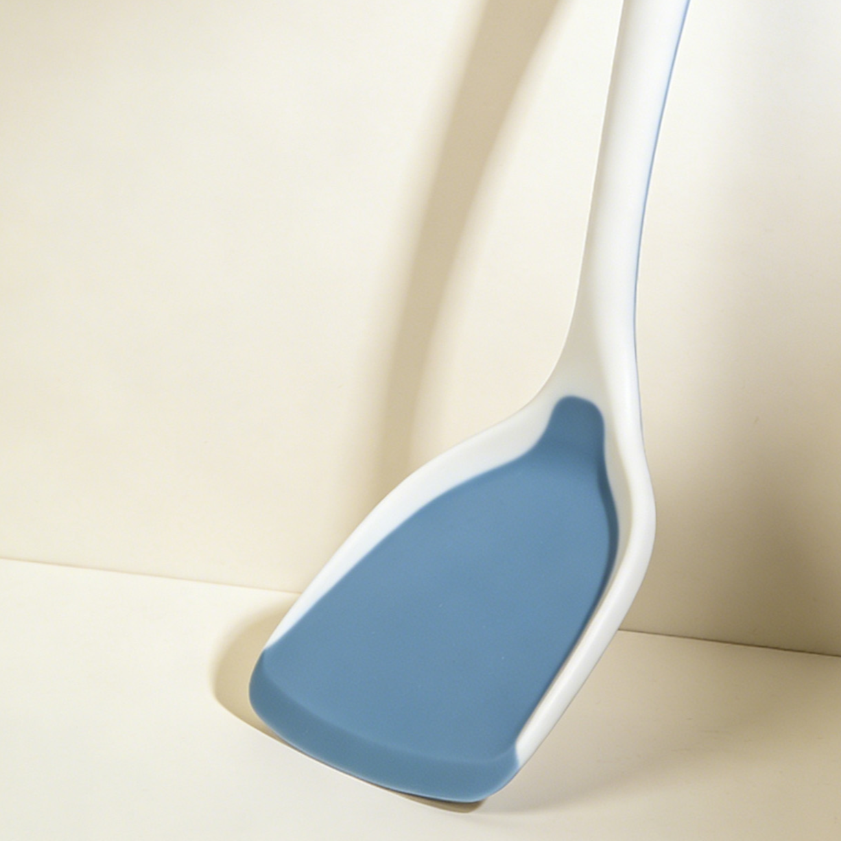 실리콘 조리 주걱으로 요리하는 모습