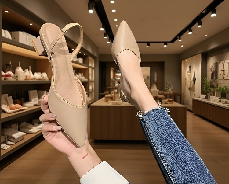 إطلالة أنيقة مع حذاء بكعب عال ومقدمة مدببة