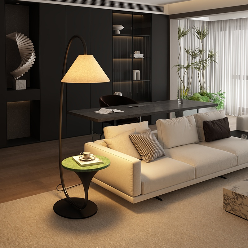 ミニマリストデザインのフロアランプ