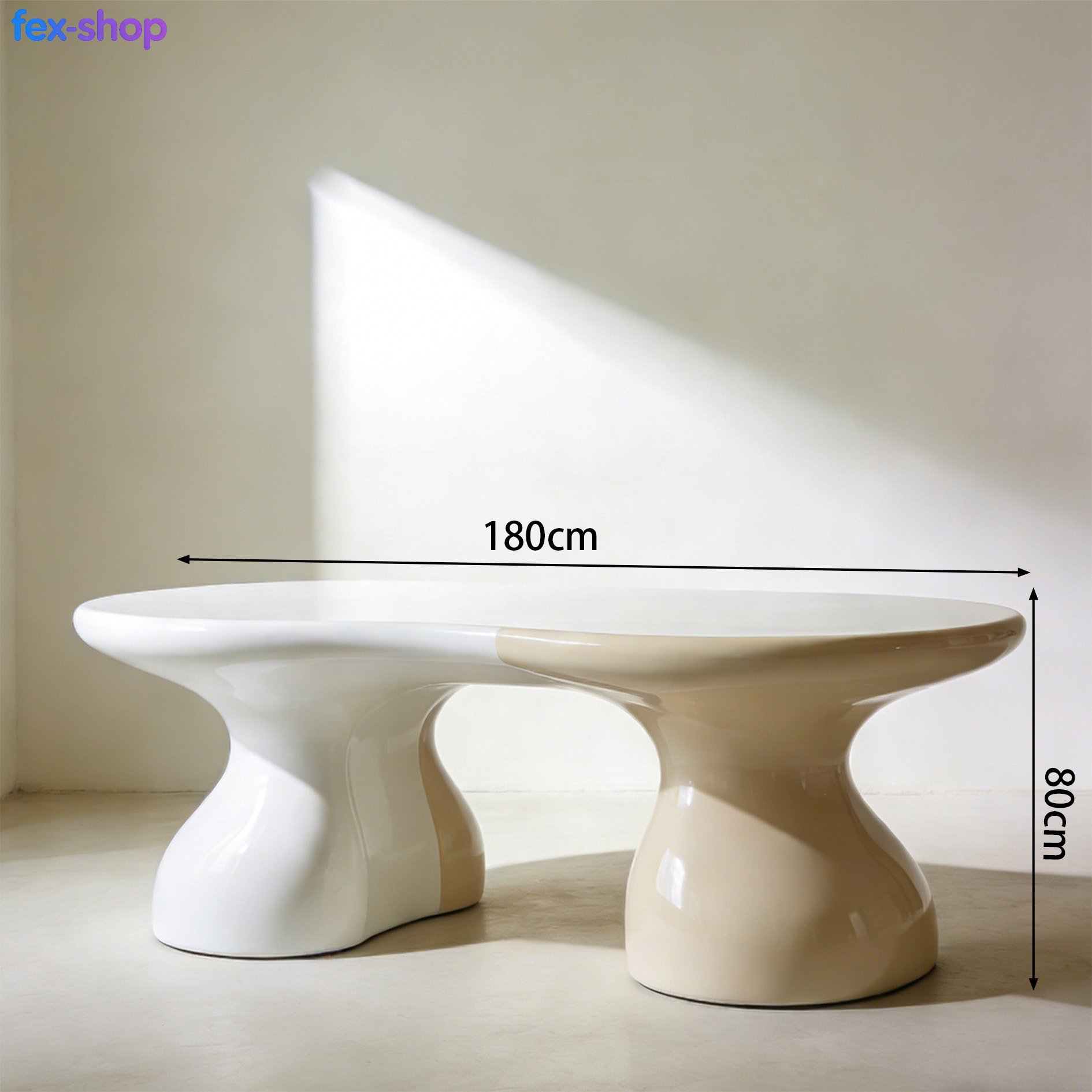 거실에 배치된 미니멀리즘 식탁