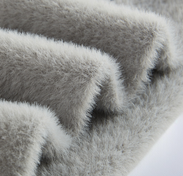 厚手ニットセーター 女性用 冬のコーディネート例