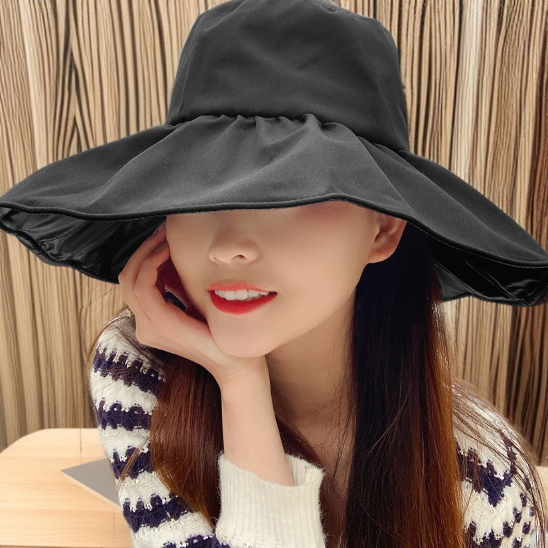 세련된 디자인의 여성 검정 비닐 썬햇