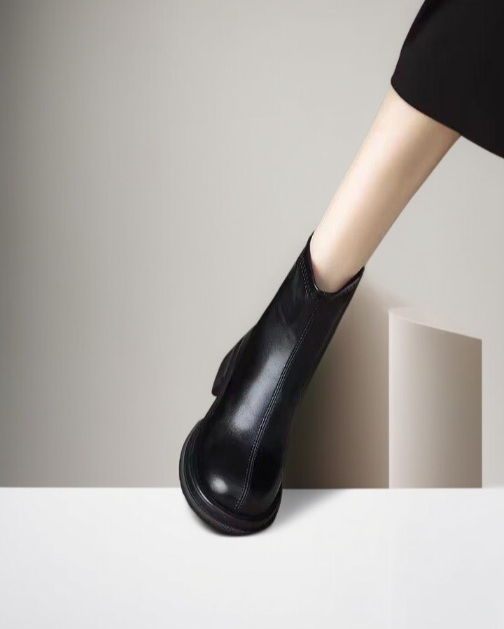 フリース裏地の暖かさを感じるアンクルブーツ