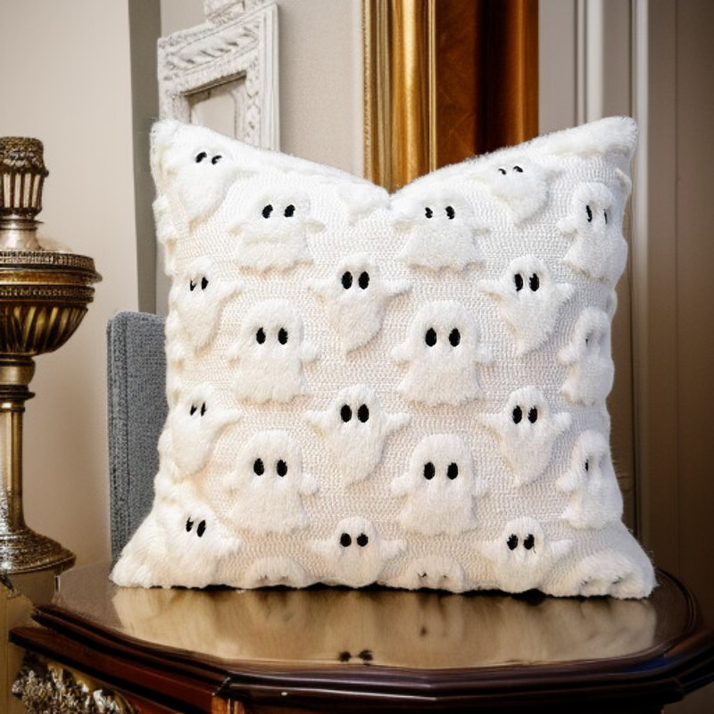 絨毛刺繡抱枕於臥室床上擺設