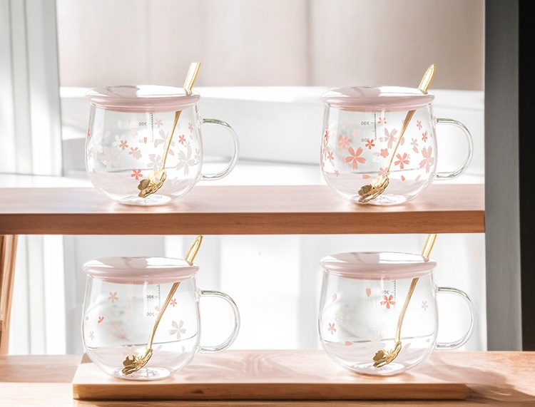 Japanisch inspiriertes Trinkglas mit Kirschblüten