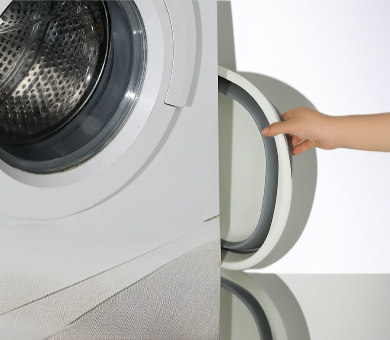 少量の衣類を洗える小型洗濯機の使用シーン