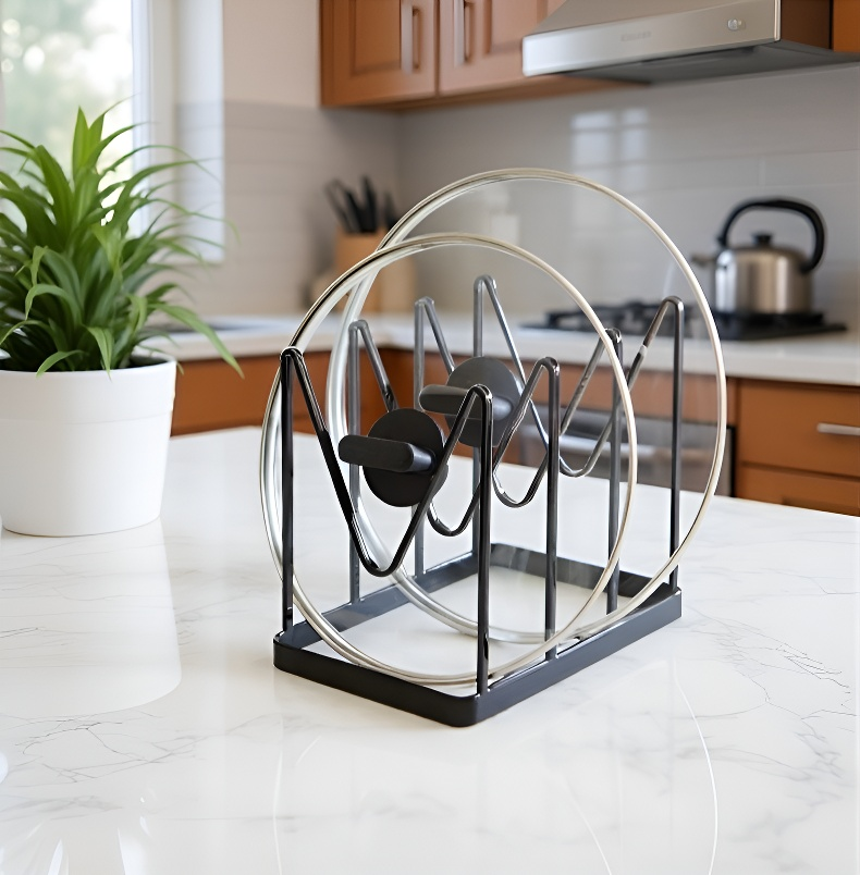 깔끔하게 정리된 주방 선반