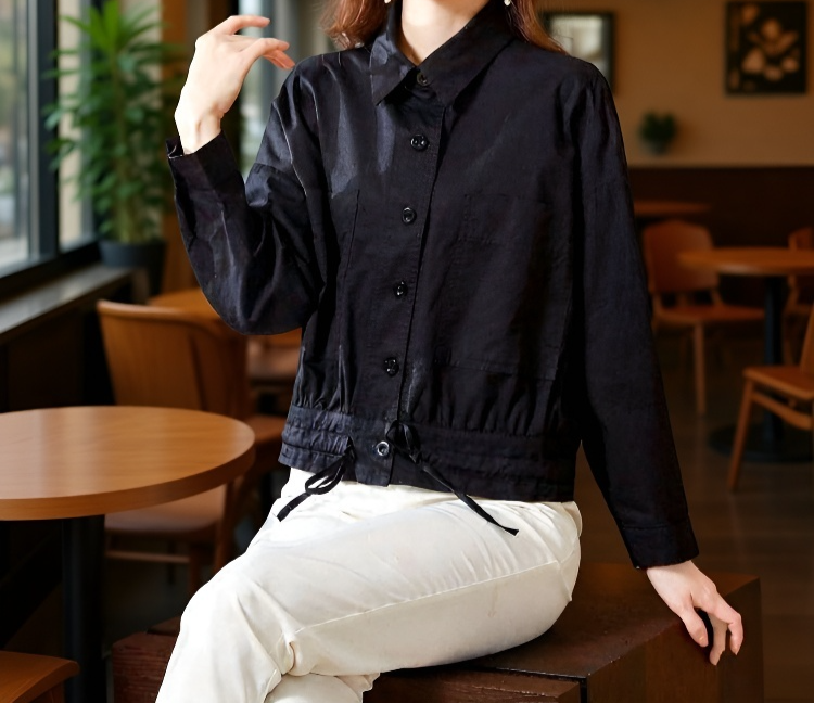 ショート丈ジャケットの背面スタイル