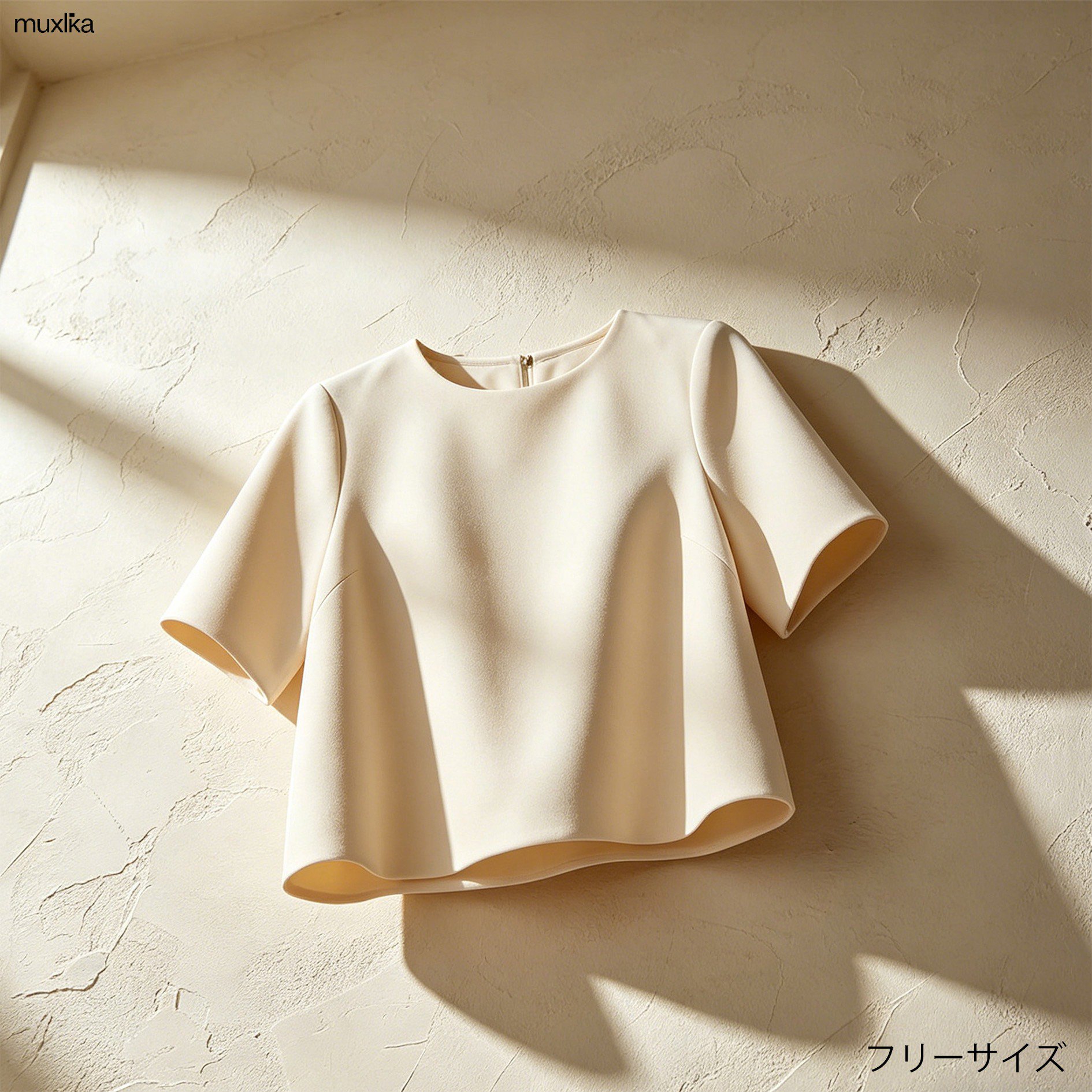 ベーシックデザインのラウンドネックTシャツ