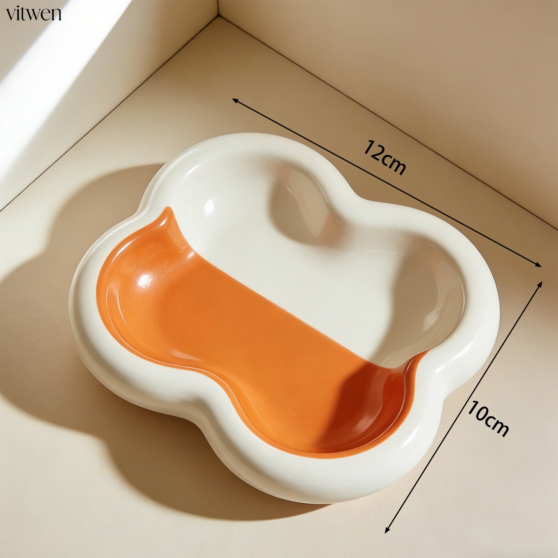 현관에 배치된 열쇠 트레이 인테리어 활용