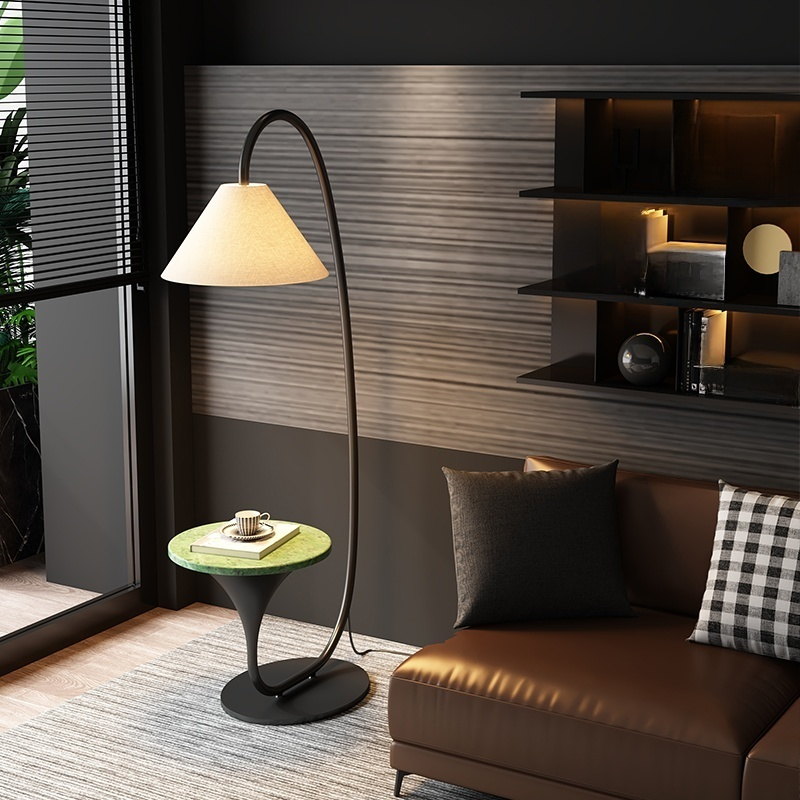 Lámpara de pie de diseño minimalista