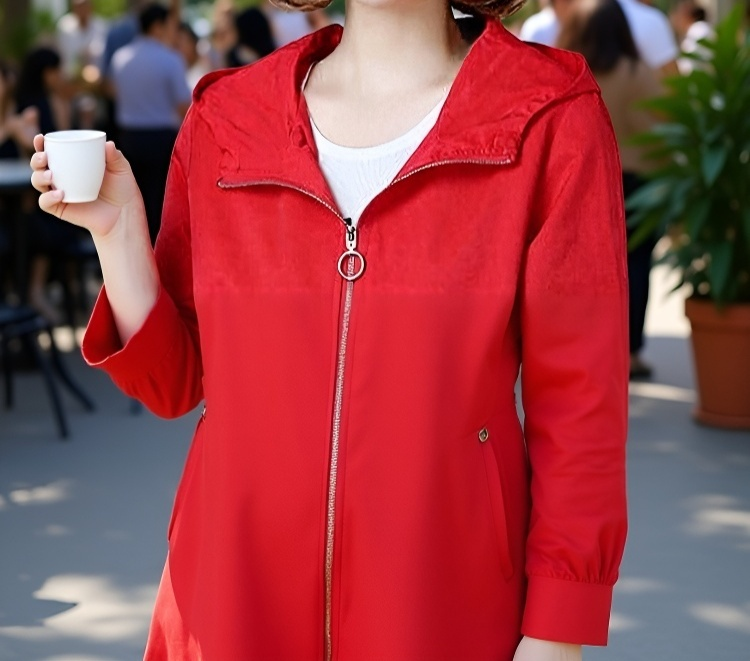 通勤にも使えるフード付きジャケット