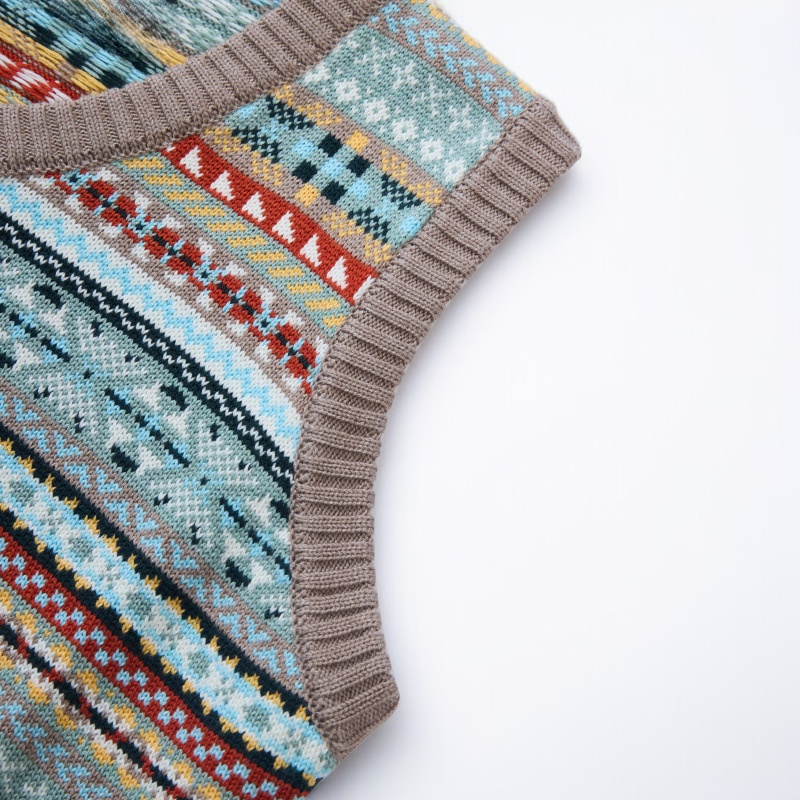 صورة لسيدة ترتدي سترة صوفية بياقة V